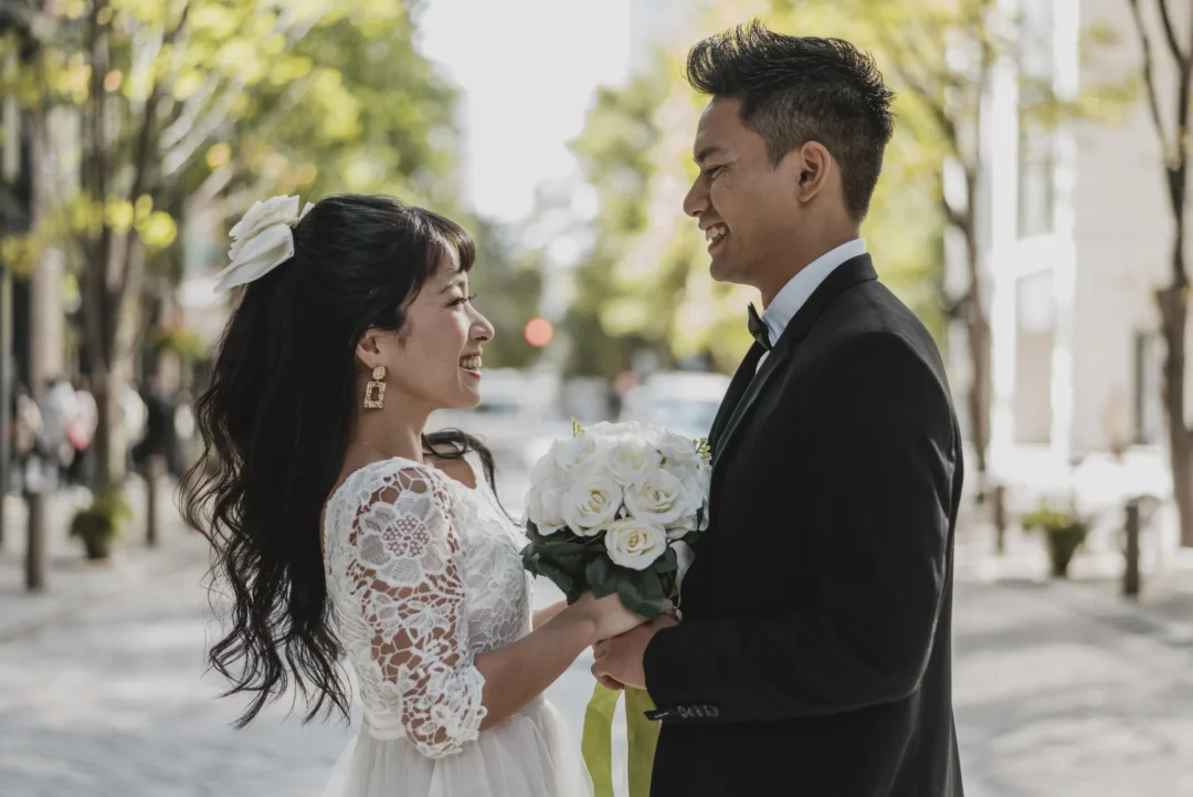 side-view-bride-groom-posing-street_ciliknew