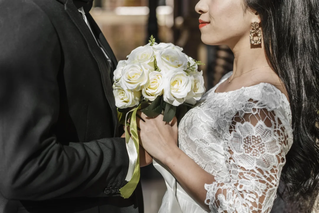 side-view-groom-bride-holding-bouquet-flowers_ciliknew